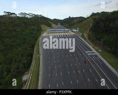 Imagem aérea da rodovia Nova Tamoios SP-099 m com o pedágio ao Fundo, em Paraibuna. Stockfoto