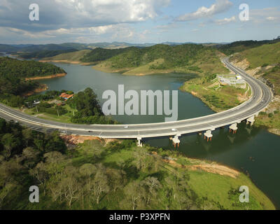 Imagem aérea da rodovia Nova Tamoios SP-099, e da Ponte sobre represa Paraibuna. Stockfoto