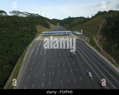 Imagem aérea da rodovia Nova Tamoios SP-099 m com o pedágio ao Fundo, em Paraibuna. Stockfoto