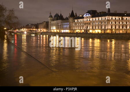 Les Grandes crus à Paris - Les Quais de Seine ne sind plus accessibles: l'eau est Montée. Du Trocadéro à Bercy, en passant par la Bibliothèque François Mitterrand, des Quais Mauriac à l'Ile Saint Louis, un Paysage jamais vu en février 2018 et 2016 Stockfoto