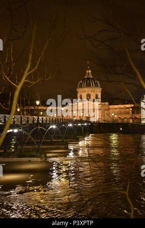 Les Grandes crus à Paris - Les Quais de Seine ne sind plus accessibles: l'eau est Montée. Du Trocadéro à Bercy, en passant par la Bibliothèque François Mitterrand, des Quais Mauriac à l'Ile Saint Louis, un Paysage jamais vu en février 2018 et 2016 Stockfoto