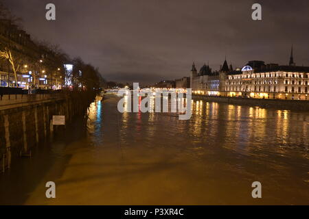 Les Grandes crus à Paris - Les Quais de Seine ne sind plus accessibles: l'eau est Montée. Du Trocadéro à Bercy, en passant par la Bibliothèque François Mitterrand, des Quais Mauriac à l'Ile Saint Louis, un Paysage jamais vu en février 2018 et 2016 Stockfoto