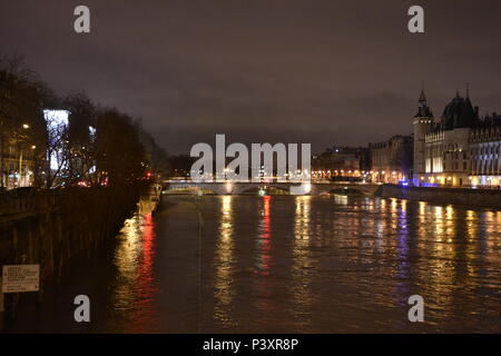 Les Grandes crus à Paris - Les Quais de Seine ne sind plus accessibles: l'eau est Montée. Du Trocadéro à Bercy, en passant par la Bibliothèque François Mitterrand, des Quais Mauriac à l'Ile Saint Louis, un Paysage jamais vu en février 2018 et 2016 Stockfoto