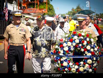 HAGÅTÑA, Guam (Juli 21,2016) - die Marines von Marine Corps Aktivität Guam nahm an der 72. jährlichen Tag der Befreiung Parade. Die Marines begleitet den Tag der Befreiung Königin, Royal Princess, Prinzessinnen und während der Parade. Generalmajor Richard Simcock II und Sgt. Maj. Vincent Santiago aus 3Rd Marine Division, nahm an dieser Jahre Parade mit anderen service Mitglieder und der Gemeinschaft von Guam. (U.S. Marine Corps Foto von Cpl. Jakob Snouffer/Freigegeben) Stockfoto