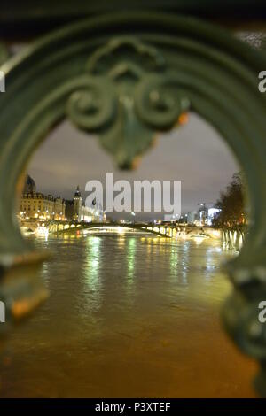 Les Grandes crus à Paris - Les Quais de Seine ne sind plus accessibles: l'eau est Montée. Du Trocadéro à Bercy, en passant par la Bibliothèque François Mitterrand, des Quais Mauriac à l'Ile Saint Louis, un Paysage jamais vu en février 2018 et 2016 Stockfoto