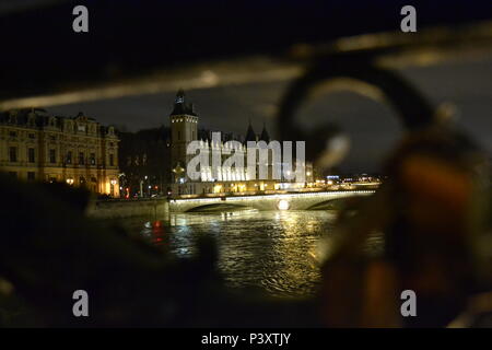 Les Grandes crus à Paris - Les Quais de Seine ne sind plus accessibles: l'eau est Montée. Du Trocadéro à Bercy, en passant par la Bibliothèque François Mitterrand, des Quais Mauriac à l'Ile Saint Louis, un Paysage jamais vu en février 2018 et 2016 Stockfoto