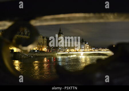 Les Grandes crus à Paris - Les Quais de Seine ne sind plus accessibles: l'eau est Montée. Du Trocadéro à Bercy, en passant par la Bibliothèque François Mitterrand, des Quais Mauriac à l'Ile Saint Louis, un Paysage jamais vu en février 2018 et 2016 Stockfoto