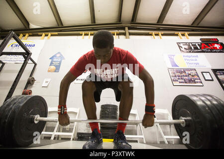 Braylin. Junge bereitet eine saubere und Ruck Anheben während der Praxis Juli 21, 2016 zu tun, in Beaufort S.C. Braylin ist auf Team Beaufort Olympic Weightlifting team und gewann vor kurzem den 14 einzelnen 85 kg an der USA Weightlifting Nationale Jugend Wettbewerb am 25. Juni 2016, in Austin, Texas. Stockfoto