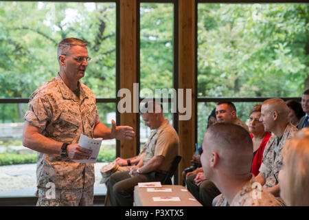 Us Marine Corps Brig. Gen. Christopher Mahoney, Direktor für Strategie und Pläne Division, spricht während einer Zeremonie für den Ruhestand Chief Warrant Officer 5 Bradley Goode an der Semper Fidelis Kapelle, Dreieck, Virginia, 7. Oktober 2016. Goode zog sich nach 26 Jahren des Herrn Abgeordneten und treuen Dienst. (U.S. Marine Corps Foto von Cpl Timothy A. Turner) Stockfoto