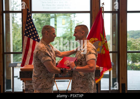 Us Marine Corps Brig. Gen. Christopher Mahoney, Direktor für Strategie und Pläne Division, abtritt, Chief Warrant Officer 5 Bradley Goode an der Semper Fidelis Kapelle, Dreieck, Virginia, 7. Oktober 2016. Goode zog sich nach 26 Jahren des Herrn Abgeordneten und treuen Dienst. (U.S. Marine Corps Foto von Cpl Timothy A. Turner) Stockfoto