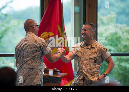 Us Marine Corps Brig. Gen. Christopher Mahoney, Direktor für Strategie und Pläne Division, präsentiert ein Geschenk an Chief Warrant Officer 5 Bradley Goode nach seiner Pensionierung Zeremonie an der Semper Fidelis Kapelle, Dreieck, Virginia, 7. Oktober 2016. Goode zog sich nach 26 Jahren des Herrn Abgeordneten und treuen Dienst. (U.S. Marine Corps Foto von Cpl Timothy A. Turner) Stockfoto