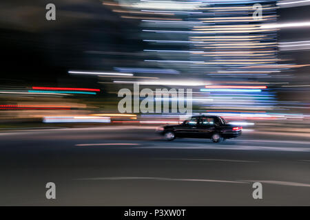 Verschwommene Bewegung eines schwarzen Fahrzeug in einer Stadt Stockfoto