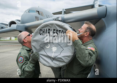 Oberstleutnant Craig Bartosh, 701St Airlift Squadron Pilot, hilft Chief Master Sgt. Bryan DuBois, 317 Airlift Squadron loadmaster Superintendant, Einfassung einer der Motoren auf die Mini-C-17 an die Yeovilton Air Tag Juli 2. Dies ist die 315. AWs zweite Mal in Yeovilton, England und dieses Jahr, die Anwesenheit des Mini-C-17 geholfen, die sich für eine andere "Static Display" ausgezeichnet. (U.S. Air Force Foto von Master Sgt. Shane Ellis) Stockfoto