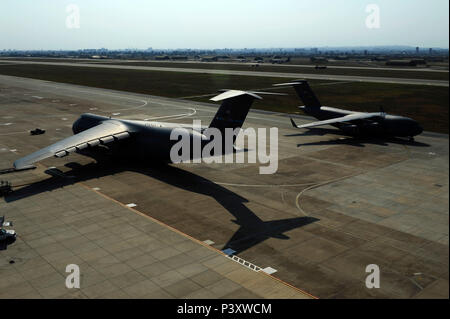 Ein US Air Force C-17 Globemaster III Flugzeuge Taxis für die Abfahrt vom 22. Juli 2016, in Incirlik in der Türkei. Durch eine längere wirtschaftliche Macht an der Basis, Verbrauchsmaterialien, einschließlich Nahrung, Wasser und Treibstoff geliefert wurden, Missionen hier in Incirlik unterstützen. (U.S. Air Force Foto von Airman 1st Class Devin M. Rumbaugh) Stockfoto