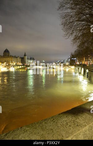 Les Grandes crus à Paris - Les Quais de Seine ne sind plus accessibles: l'eau est Montée. Du Trocadéro à Bercy, en passant par la Bibliothèque François Mitterrand, des Quais Mauriac à l'Ile Saint Louis, un Paysage jamais vu en février 2018 et 2016 Stockfoto