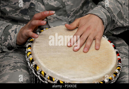 Ein US Air Force Airman spielt eine Bongo während des Team Mildenhall Diversity Day Feier am 15. Juli 2016, über die RAF Mildenhall, England drum. Die Veranstaltung markierte vielen einzigartigen Traditionen und Kulturen auf der ganzen Welt, wie Native American Heritage, schwarze Geschichte und LGBT. (U.S. Air Force Foto von Airman 1st Class Tenley Lang) Stockfoto