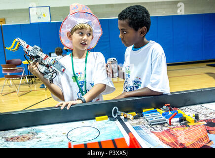 Samuel Snowden, 9, links, wer ist Homeschooled und behauptet, mit einem Lego in seiner Hand, Gespräche mit Teamkollegen Samson Scheie, 12, auch Homeschooled Strategie geboren worden zu sein, bevor Sie ihre Roboter in der First Lego League Wettbewerb bei DoD Starbase-Gebäude in der Nähe des Air Force Research Laboratory an Wright-Patterson Air Force Base in Dayton, Ohio, 22. Juli 2016 laufen. Die Air Force STEM Streetwork-Büros mit der First Lego League, die jungen Studenten lehrt, wie man bauen und programmieren Roboter aus Legos, nicht nur Unterstützung, MINT-Ausbildung, sondern auch um jungen technischen Verstand När aufmerksam zu machen Stockfoto