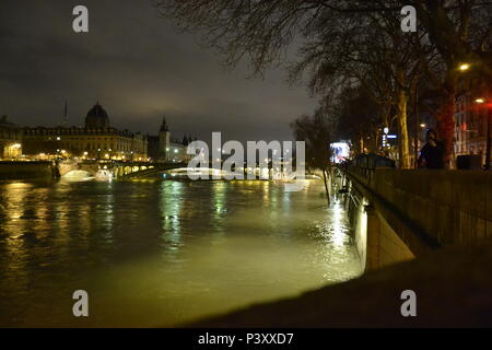 Les Grandes crus à Paris - Les Quais de Seine ne sind plus accessibles: l'eau est Montée. Du Trocadéro à Bercy, en passant par la Bibliothèque François Mitterrand, des Quais Mauriac à l'Ile Saint Louis, un Paysage jamais vu en février 2018 et 2016 Stockfoto