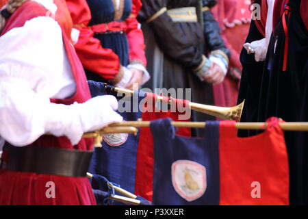 Mädchen spielen die clarina, einem alten Instrument, während die Wettkämpfe der Palio Stockfoto