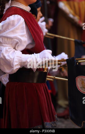 Mädchen spielen die clarina, einem alten Instrument, während die Wettkämpfe der Palio Stockfoto