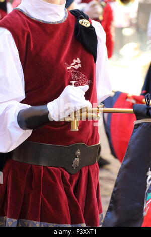 Mädchen spielen die clarina, einem alten Instrument, während die Wettkämpfe der Palio Stockfoto