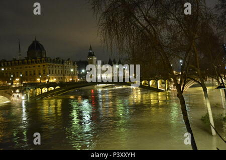 Les Grandes crus à Paris - Les Quais de Seine ne sind plus accessibles: l'eau est Montée. Du Trocadéro à Bercy, en passant par la Bibliothèque François Mitterrand, des Quais Mauriac à l'Ile Saint Louis, un Paysage jamais vu en février 2018 et 2016 Stockfoto