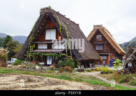 Traditionelle Holzhäuser in Shirakawa-go-Dorf, eines der UNESCO-Welterbestätten in Japan Stockfoto