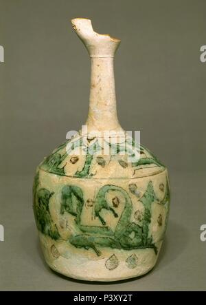 REDOMA MANGANESO CALIFAL EN VERDE Y CON DECORACION CUFICA - SIGLO X-CERAMICA OMEYA PROCEDENTE DE MEDINA AZAHARA. Lage: MUSEO ARQUEOLOGICO - COLECCION, CORDOBA, Spanien. Stockfoto