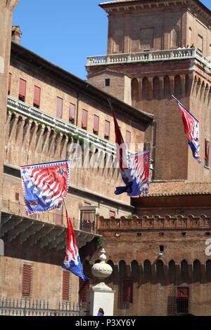 Vaulting-lösung von Fahnen mit dem Hintergrund einer mittelalterlichen Burg Stockfoto
