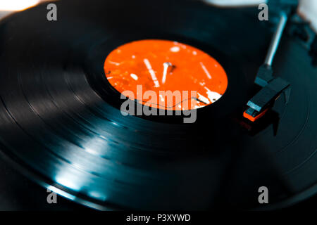 Vinyl Disc Spielen auf einem Plattenspieler Stockfoto
