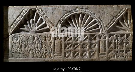 Abbrechen CON NICHOS ALTERNOS - SIGLO VI - VII - PIEDRA - ARTE VISIGODO. Lage: DAS MUSEO NACIONAL DE ARTE ROMANO, Merida, Badajoz, Spanien. Stockfoto