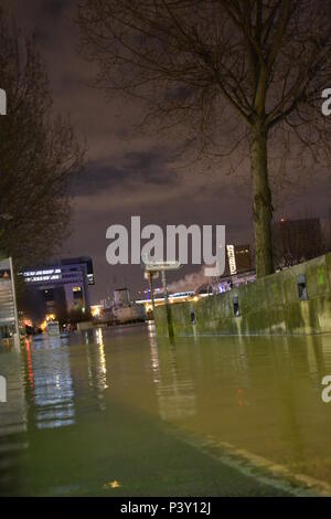 Les Grandes crus à Paris - Les Quais de Seine ne sind plus accessibles: l'eau est Montée. Du Trocadéro à Bercy, en passant par la Bibliothèque François Mitterrand, des Quais Mauriac à l'Ile Saint Louis, un Paysage jamais vu en février 2018 et 2016 Stockfoto