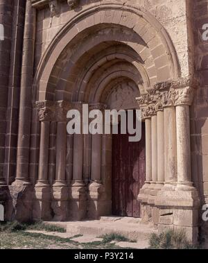 IGLESIA DE SANTIAGO DE AGÜERO-S XII/XIII - PORTADA PRINCIPAL - VERTRETER TIMPANO QUE LA EPIFANIA - ROMANICO ESPAÑOL. Lage: Iglesia de Santiago, AGÜERO, SPANIEN. Stockfoto