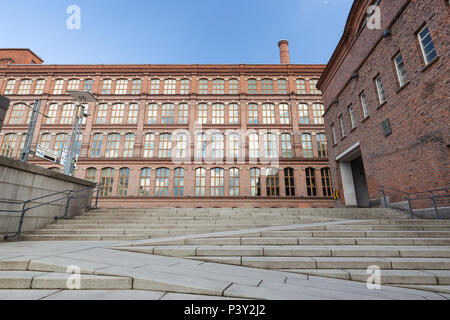 Treppen und alten roten Ziegeln industrielle Gebäude in der Innenstadt von Tampere, Finnland an einem sonnigen Tag. Stockfoto