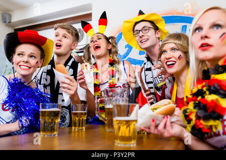 Fußball-Fans auf ein Spiel der Deutschen Nationalmannschaft Stockfoto