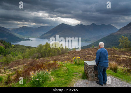 Ausrichtung der Tabelle am Bealach Ratagain/Ratagan Aussichtspunkt mit Namen der Berggipfel der fünf Schwestern von Kintail, Highland, Schottland Stockfoto