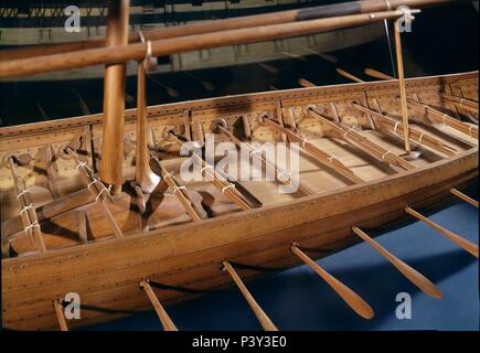 Modell der Drakkar mit Paddeln. Holz. Madrid, Naval Museum. Lage: Museo Naval / MINISTERIO DE MARINA, MADRID, SPANIEN. Stockfoto