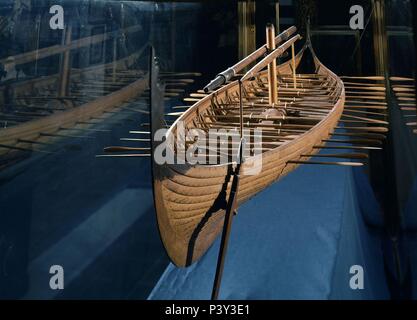 Modell der Drakkar mit Paddeln. Holz. Madrid, Naval Museum. Lage: Museo Naval / MINISTERIO DE MARINA, MADRID, SPANIEN. Stockfoto