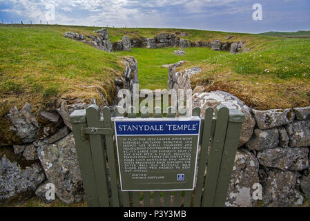 Eingangstor und Informationen Panel von Stanydale Tempel, neolithische Anlage auf dem Festland, Shetlandinseln, Schottland, Großbritannien Stockfoto