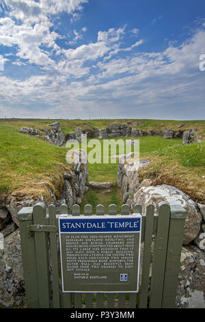 Eingangstor und Informationen Panel von Stanydale Tempel, neolithische Anlage auf dem Festland, Shetlandinseln, Schottland, Großbritannien Stockfoto