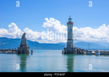 Lindau am Bodensee, Bayern, Deutschland - Blick auf den Hafen Eingang mit dem Bayerischen Löwen und dem Leuchtturm. Stockfoto