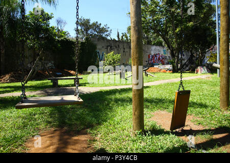 Parque infantil em má conservação keine bairro Sumaré zona Oeste de São Paulo. Stockfoto
