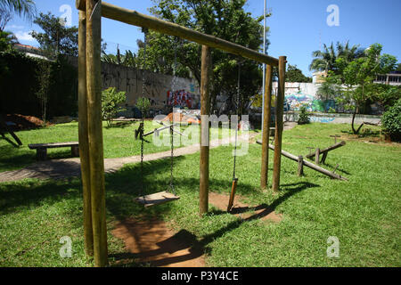 Parque infantil em má conservação keine bairro Sumaré zona Oeste de São Paulo. Stockfoto