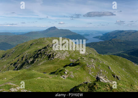 Blick auf Loch Lomond und Ben Lomond von Ben Vorlich, Vereinigtes Königreich Stockfoto