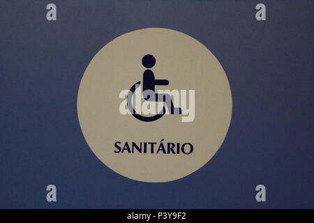 Placa de identificação de banheiro adaptado para deficiencia portador de física ou deficiente. Stockfoto