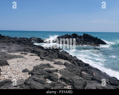 Basalt Felsen entlang der Küste der Ägäis in Giardini Naxos Stockfoto