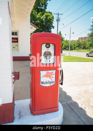 LITTLE ROCK, AK, USA - 30. Mai 2018: Vintage Mobil Gas Pumpe über die Straße von Little Rock Central High School, Teil einer Nation Stockfoto
