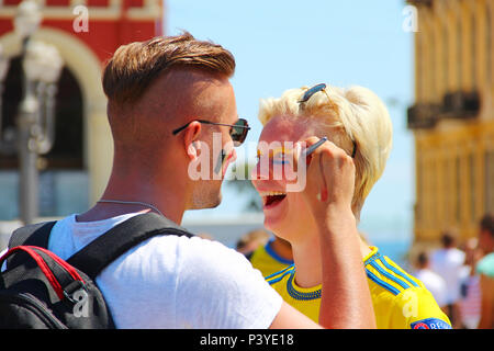 Nizza, Frankreich - 22. JUNI 2016: Fußball-Fans Malerei Gesichter am Tag der UEFA EURO Spiel 2016 Belgien vs Schweden Stockfoto