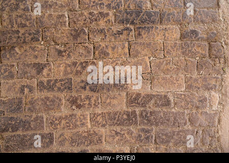 Braun und Rot rustic Stein Bodenbeläge im laufenden Anleihe Muster Stockfoto