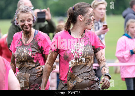 Liebe Kolleginnen die Teilnahme an einem 'Muddy 5 k'Fun Run zugunsten der Krebsforschung Großbritannien Stockfoto